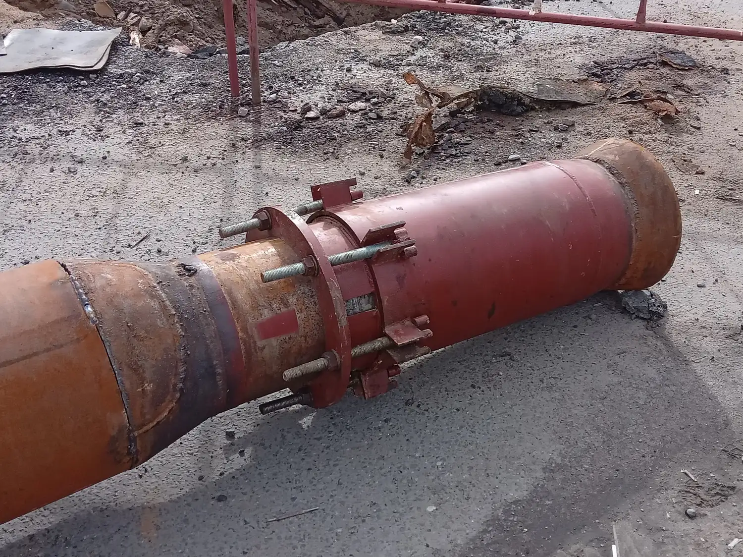 Axial expansion compensator on a steel district heating pipe absorbing thermal expansion