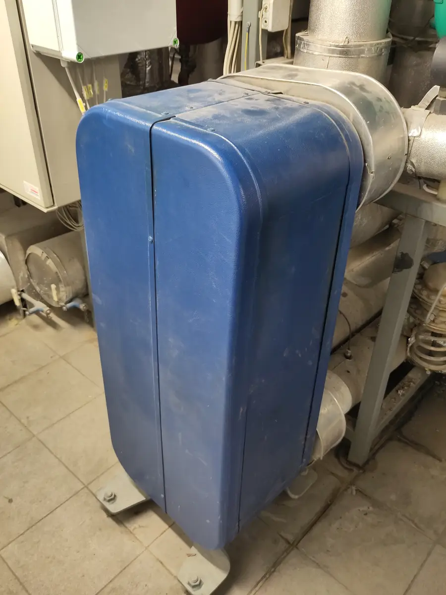 Heat exchanger of a district heating transfer station in a building plant room